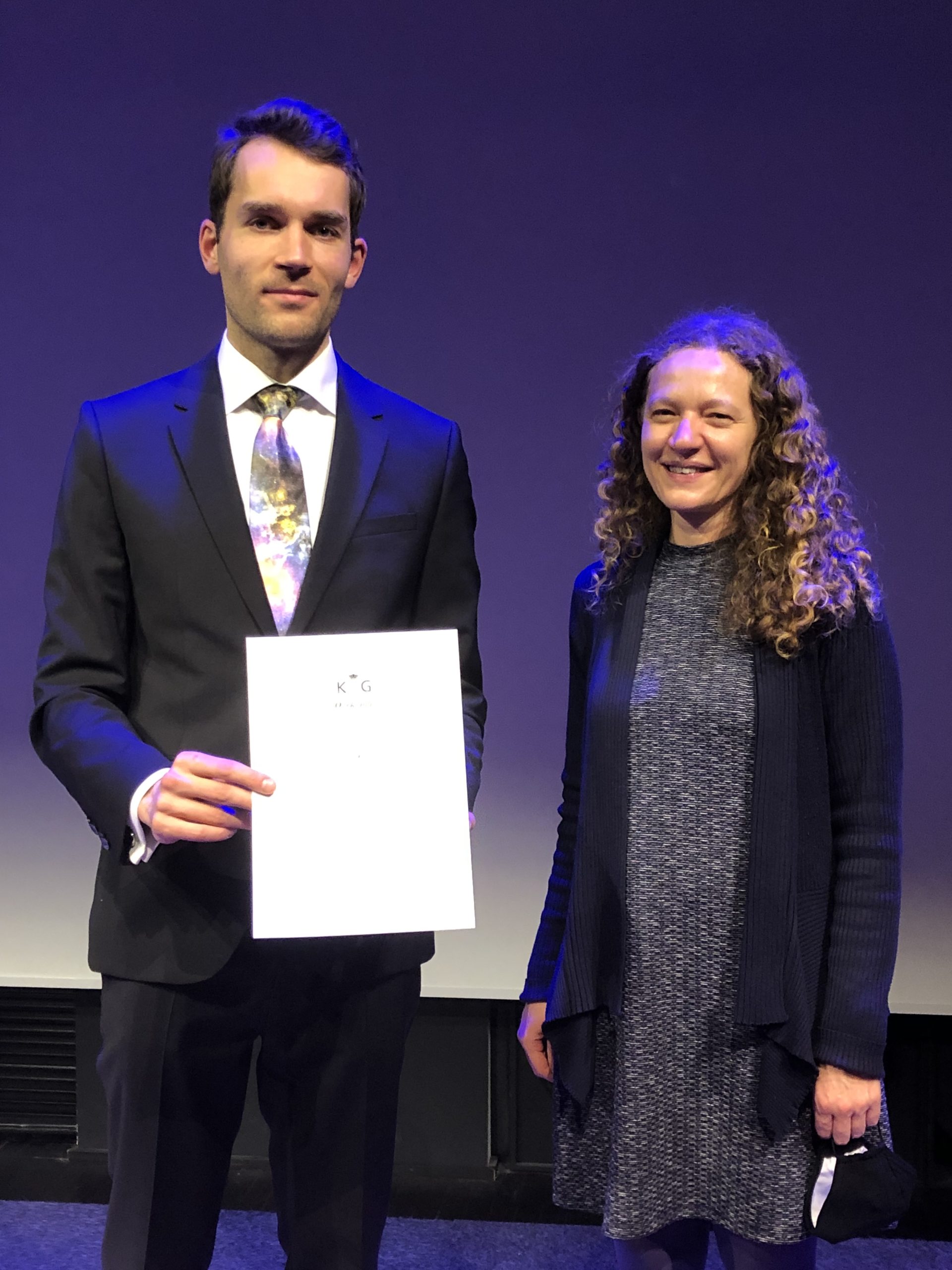 Winnaar Helmer met zijn promotor prof. dr. Amina Helmi